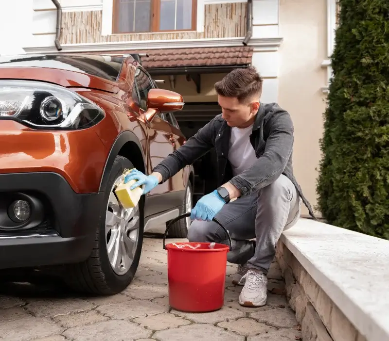 Lavage auto à domicile Moisdon-la-Rivière : professionnel intervenant sur un véhicule